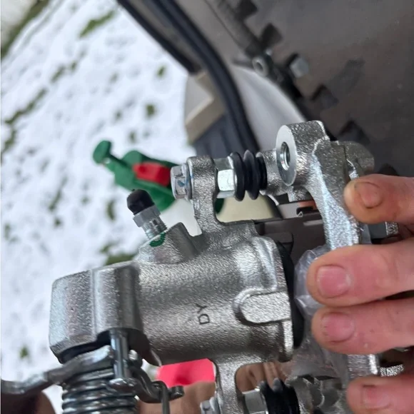 Brake Caliper for Hyundai Tiburon right rear - Picture 4 of 4